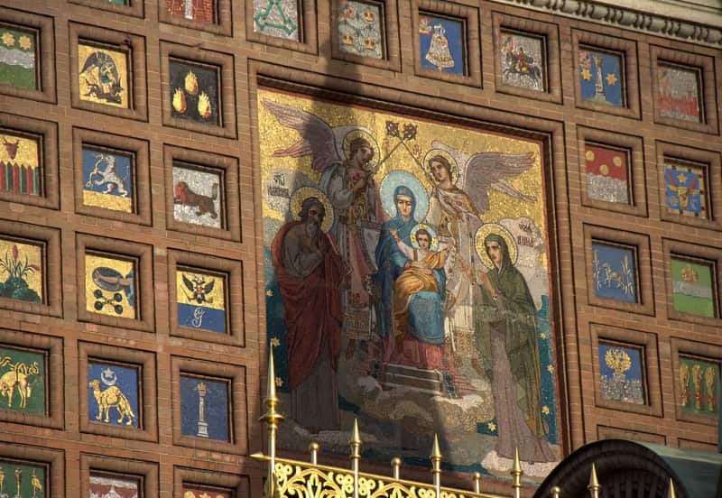 Mosaicos de fachada de la iglesia de sangre derramada