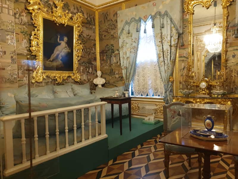 Habitación con sofá turco en el palacio de Peterhof